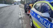 Szczecinek: Pijany kierowca pługa uderzył w auto na skrzyżowaniu i uciekł