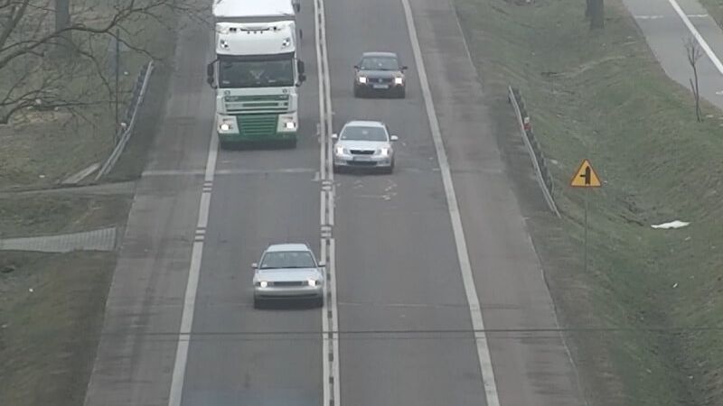 Policjanci z drogówki używają drona do rejestrowania niebezpiecznych manewrów