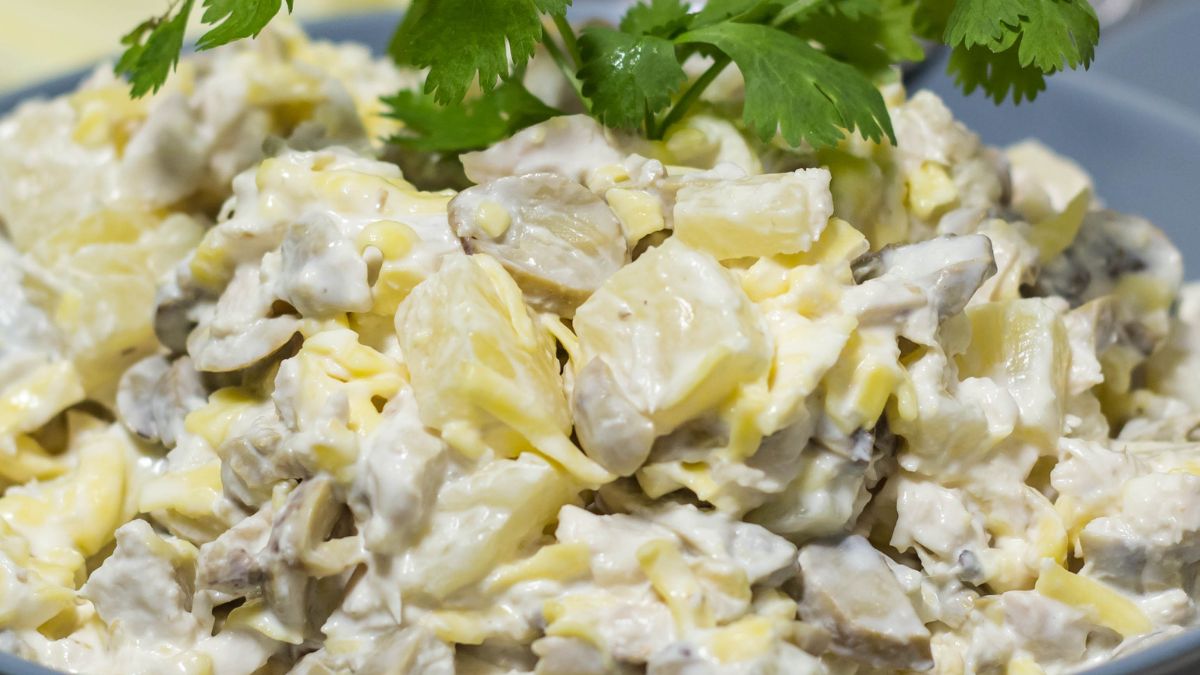 Sałatka pieczarkowa jest idealna na imprezę