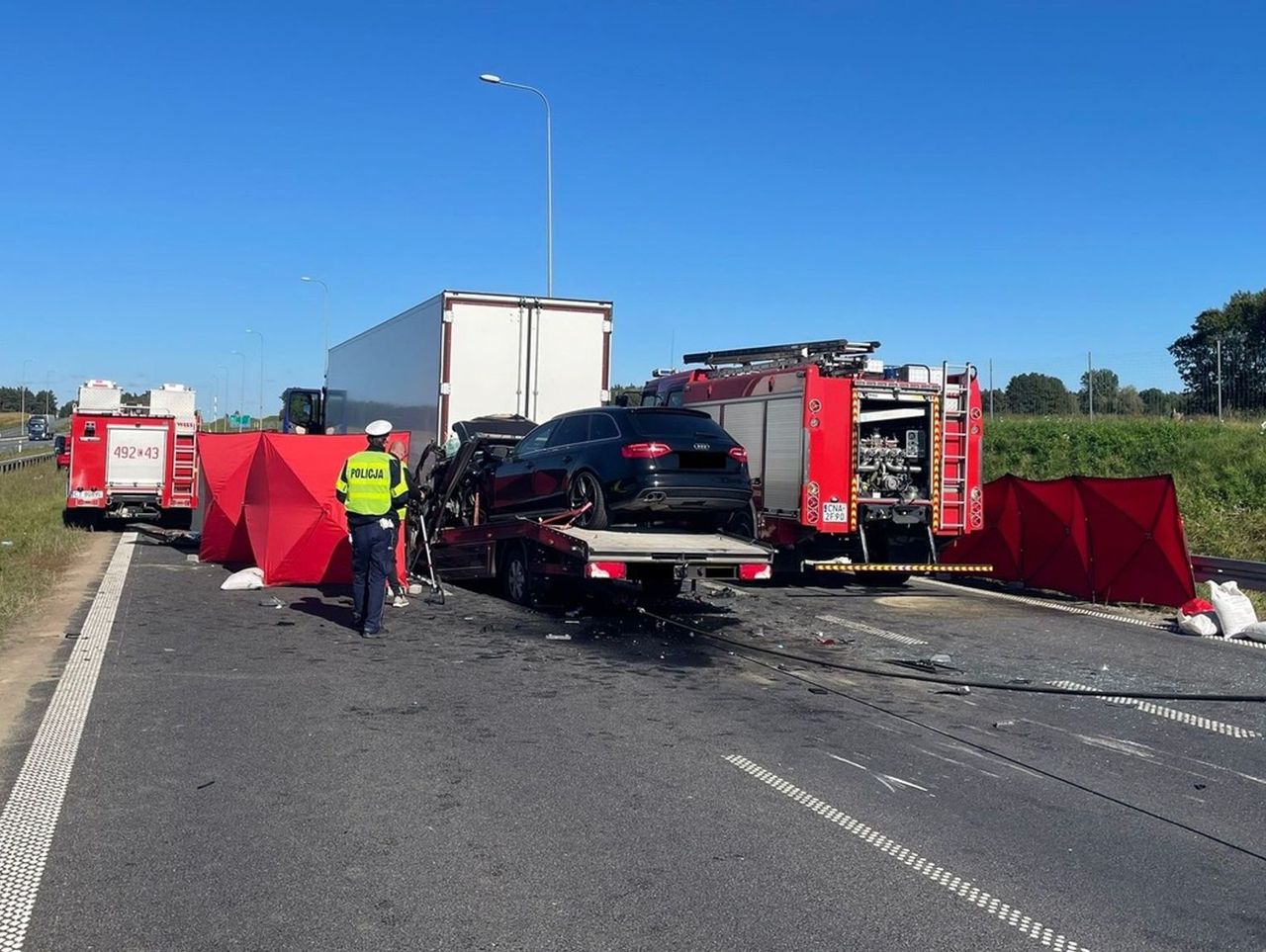 Wąsocz: Rozpędzona autolaweta wjechała w tył naczepy ciężarówki. 36-letni kierowca zginął na miejscu