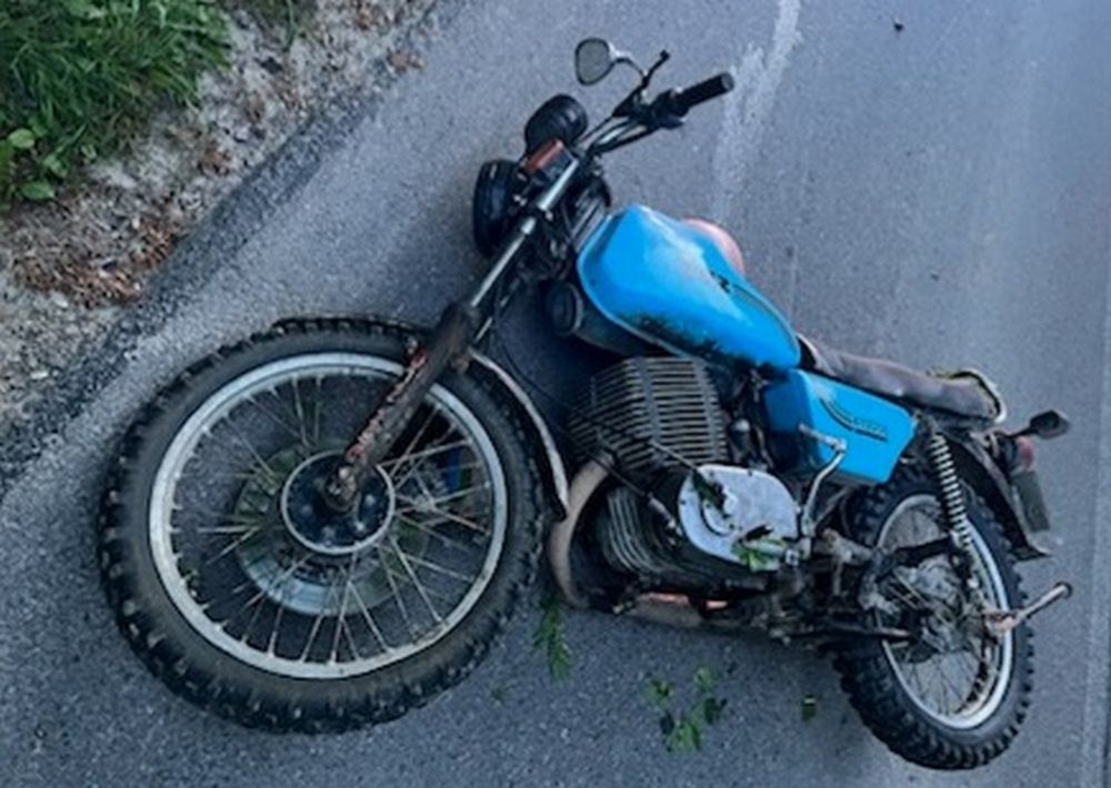 fot. Policja Janów Lubelski. Kierujący motocyklem bez uprawnień i kasku