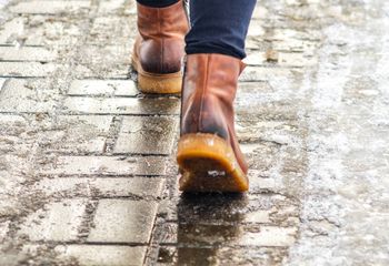 Spryskaj zimowe buty. Tak unikniesz poślizgnięcia się na chodniku