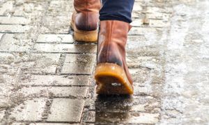 Spryskaj zimowe buty. Tak unikniesz poślizgnięcia się na chodniku