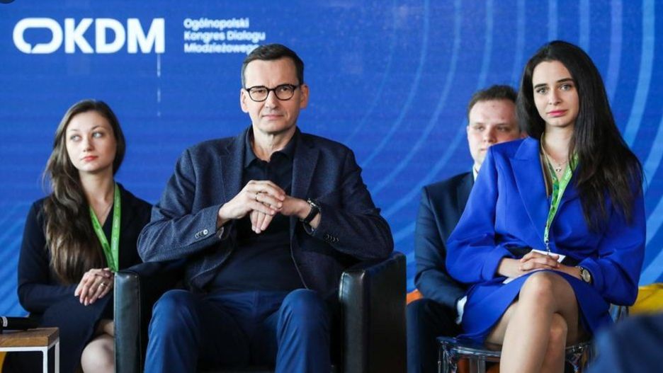 Siedząca obok Morawieckiego kobieta wzbudziła ogromne zainteresowanie w sieci