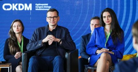 Siedziała obok Morawieckiego, gdy mówił o Norwegii. Kim jest tajemnicza dziewczyna?