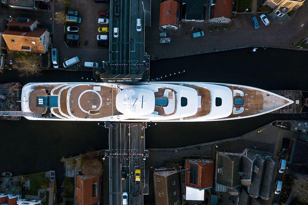 Ogromny jacht przeciskający się przez wąskie kanały. Zdjęcia z Holandii obiegły świat