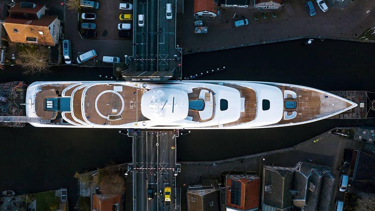 Ogromny jacht przeciskający się przez wąskie kanały. Zdjęcia z Holandii obiegły świat 1