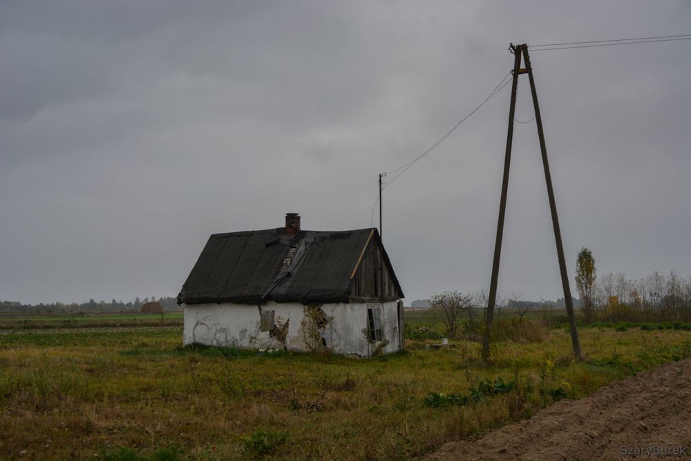 Historia pewnej chatki pod Warszawą. To tajemnicze miejsce przyciąga go od lat 5
