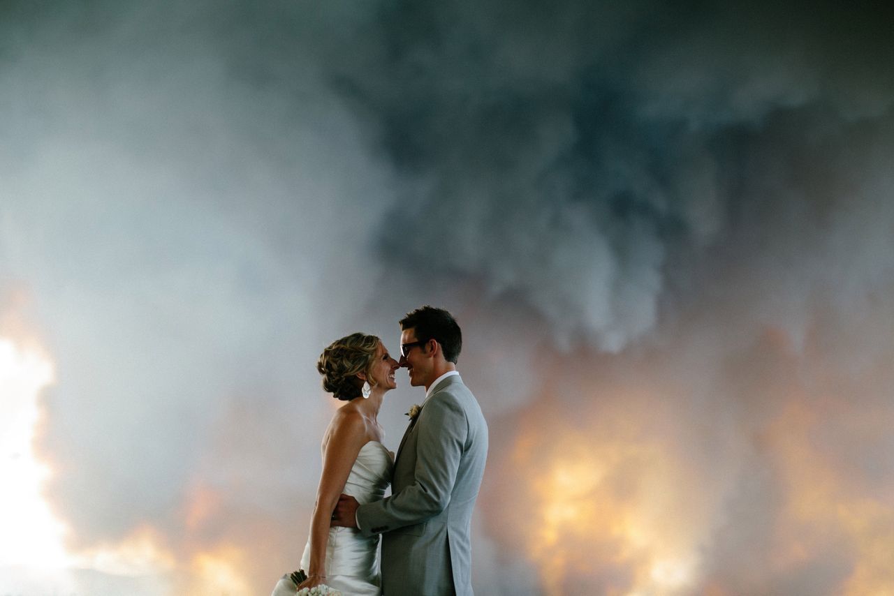 Ich fotograf Josh Newton zrobił fotografie, jakie nikomu nie przyszłyby do głowy. Zanim zmuszono gości do ewakuacji, Newton wykorzystał okazję na stworzenie jedynych w swoim rodzaju zdjęć w niecodziennych warunkach. Wykorzystał ogromny pożar jako tło zdjęć ślubnych.
