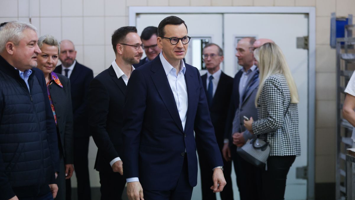 Dąbrówka (woj. mazowieckie), 02.02.2023. Premier Mateusz Morawiecki (C), minister rozwoju i technologii Waldemar Buda (4L), wiceminister klimatu i środowiska Anna Łukaszewska-Trzeciakowska (2L) oraz współwłaściciel piekarni Krzysztof Rasiński (L) podczas wizyty w piekarni "Żytnia" w Dąbrówce, 2 bm. (jm) PAP/Rafał Guz