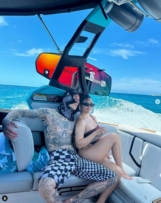 Travis Barker pokazał niepublikowane wcześniej zdjęcia Kourtney Kardashian