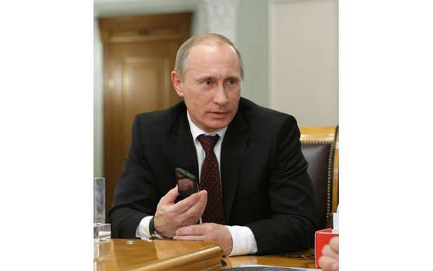Władimir Putin z telefonem ZTE MTS 945 (Fot. FC2.com)