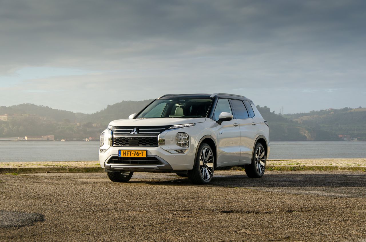 Mitsubishi Outlander PHEV (2025)