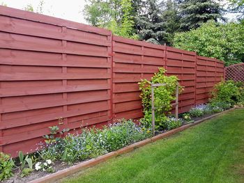 Sąsiad postawił płot i oczekuje pieniędzy? Oto co mówią przepisy