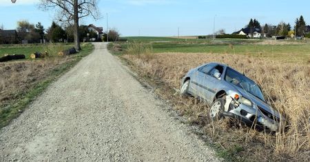 Pijany i z sądowym zakazem: 43-latek Hondą wjechał w przepust. Miał 3 promile alkoholu