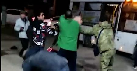 Ledwo stoją na nogach. Pijani Rosjanie idą w kamasze