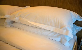 Częsty widok w sypialniach. Nie każdy wie, jakie to szkodliwe