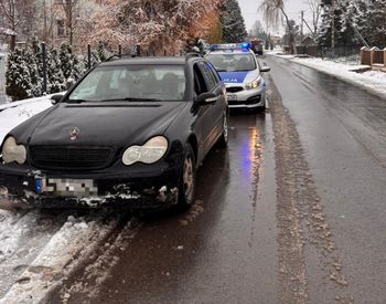 19-latek driftował mercedesem. Skończył z mandatem i punktami