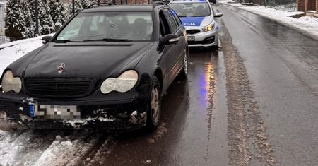 19-latek driftował mercedesem. Skończył z mandatem i punktami
