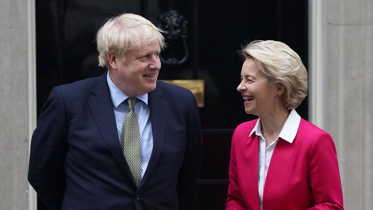 LONDON, ENGLAND - JANUARY 08: British Prime Minister Boris Johnson meets EU Commission President Ursula von der Leyen at 10 Downing Street on January 8, 2020 in London, England. Speaking earlier at the London School of Economics, Ms. von der Leyen said the EU would be "ready to negotiate a truly ambitions partnership with UK" after Brexit, but that it would be "impossible" to reach a comprehensive trade deal by the end of 2020. (Photo by Peter Summers/Getty Images)