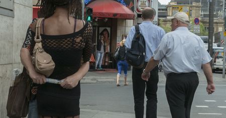 Kobiety i mężczyźni uciekali przez okna. Nagi incydent w Berlinie