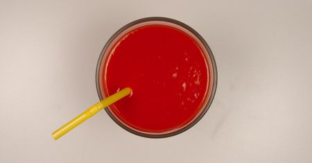 Najzdrowszy sok na świecie możesz zrobić samodzielnie. Pomaga obniżyć ciśnienie i wzmacnia kości
