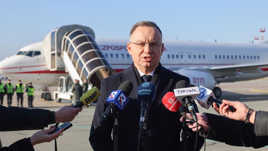 Warszawa, 20.01.2025. Prezydent RP Andrzej Duda podczas wypowiedzi dla mediów przed wylotem do Davos z Warszawy, 20 bm. Prezydent RP Andrzej Duda weźmie udział w obradach Światowego Forum Ekonomicznego w Davos - spotkania prezesów najbogatszych światowych korporacji, przywódców politycznych oraz wybranych intelektualistów i dziennikarzy. (mr) PAP/Albert Zawada