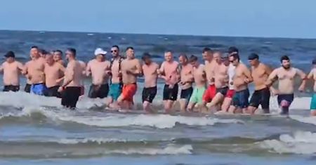 W Grecji głośno o łańcuchu życia w Stegnie. Szukali 2-letniego dziecka