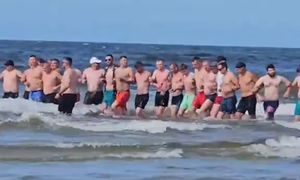 W Grecji głośno o łańcuchu życia w Stegnie. Szukali 2-letniego dziecka