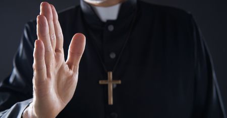 Ksiądz miał głaskać uczennice po pośladkach. Zaskakujący finał sprawy
