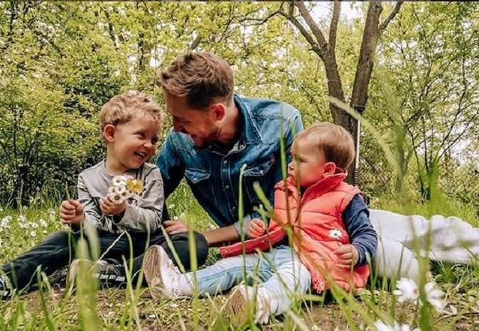 Damian Michałowski z dziećmi