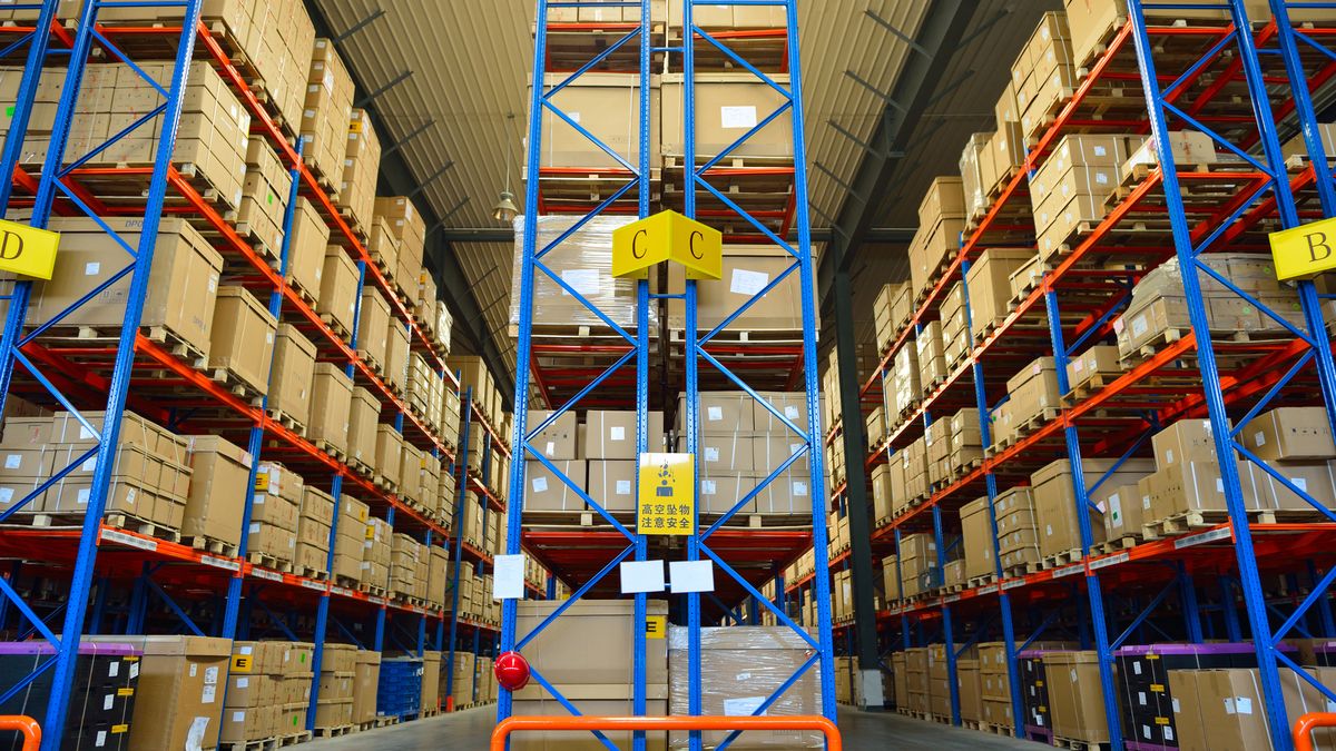 Nowoczesny magazyn z depositphotos