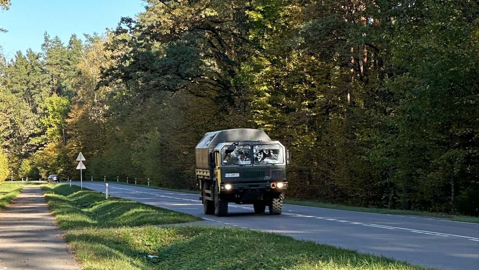 Wojskowe pojazdy są widoczne na każdym kroku