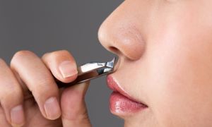 Wyrywasz włoski z nosa pęsetą? Oto czym to grozi