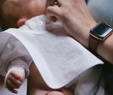 Kontrowersje wokół opłat za chrzest. Rodziców nie stać na sakrament