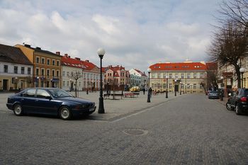 Konin: Przed biblioteką stanął książkomat. Urządzenie zdobią twarze
