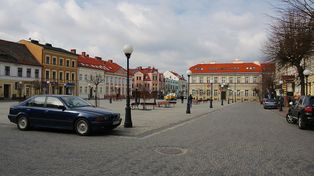 Konin: Przed biblioteką stanął książkomat. Urządzenie zdobią twarze