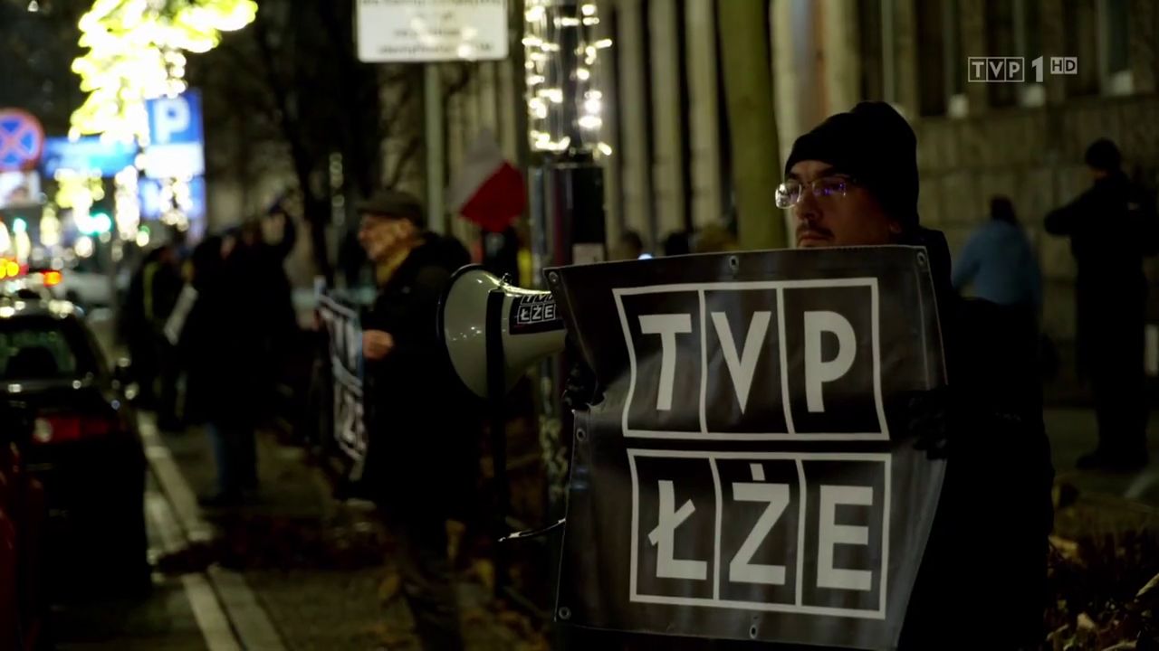 W pierwszym materiale autorstwa Marcina Antosiewicza, pokazano ludzi protestujących m.in. przeciwko poprzedniej ekipie "Wiadomości" TVP