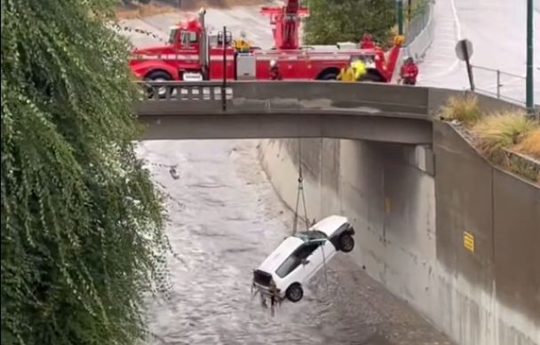 Powódź porwała samochód w USA. Strażacy musieli wyłowić go z rzeki