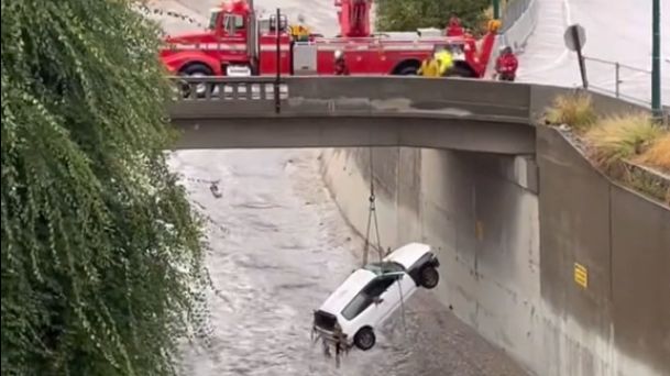 Samochód wyciągnięto za pomocą dźwigu