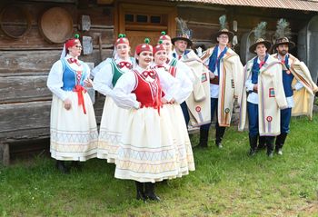 Zespół Pieśni i Tańca "Lasowiacy" w skansenie w Kochanach. Sesja zdjęciowa z Kołem Fotograficznym "Kadr"