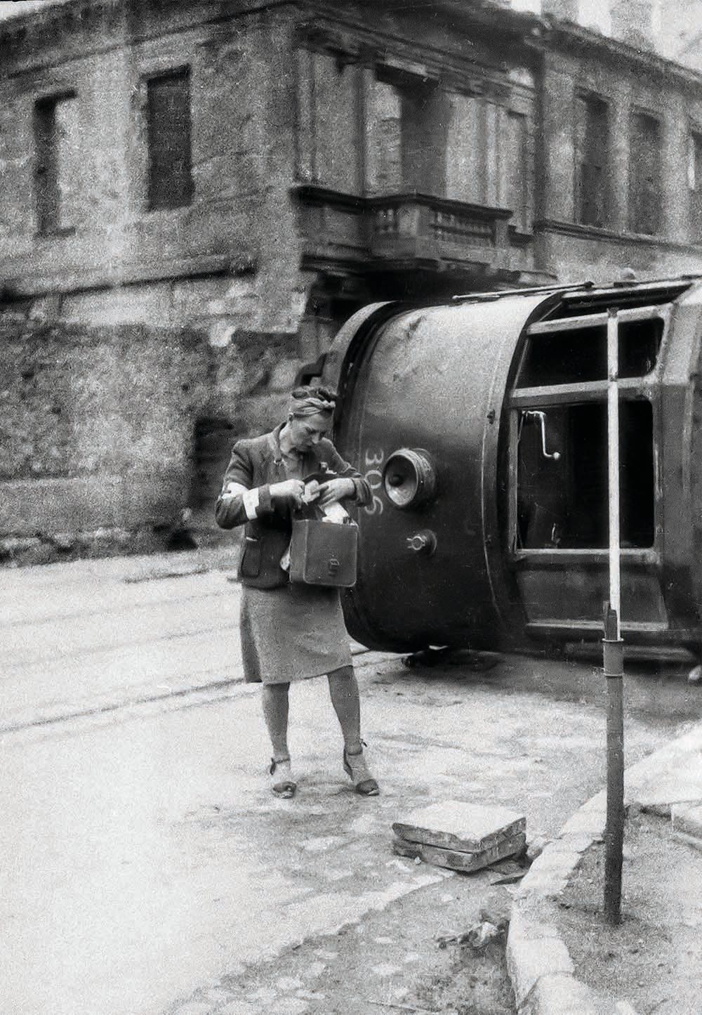 Stare Miasto. Sanitariuszka przy przewróconym tramwaju.