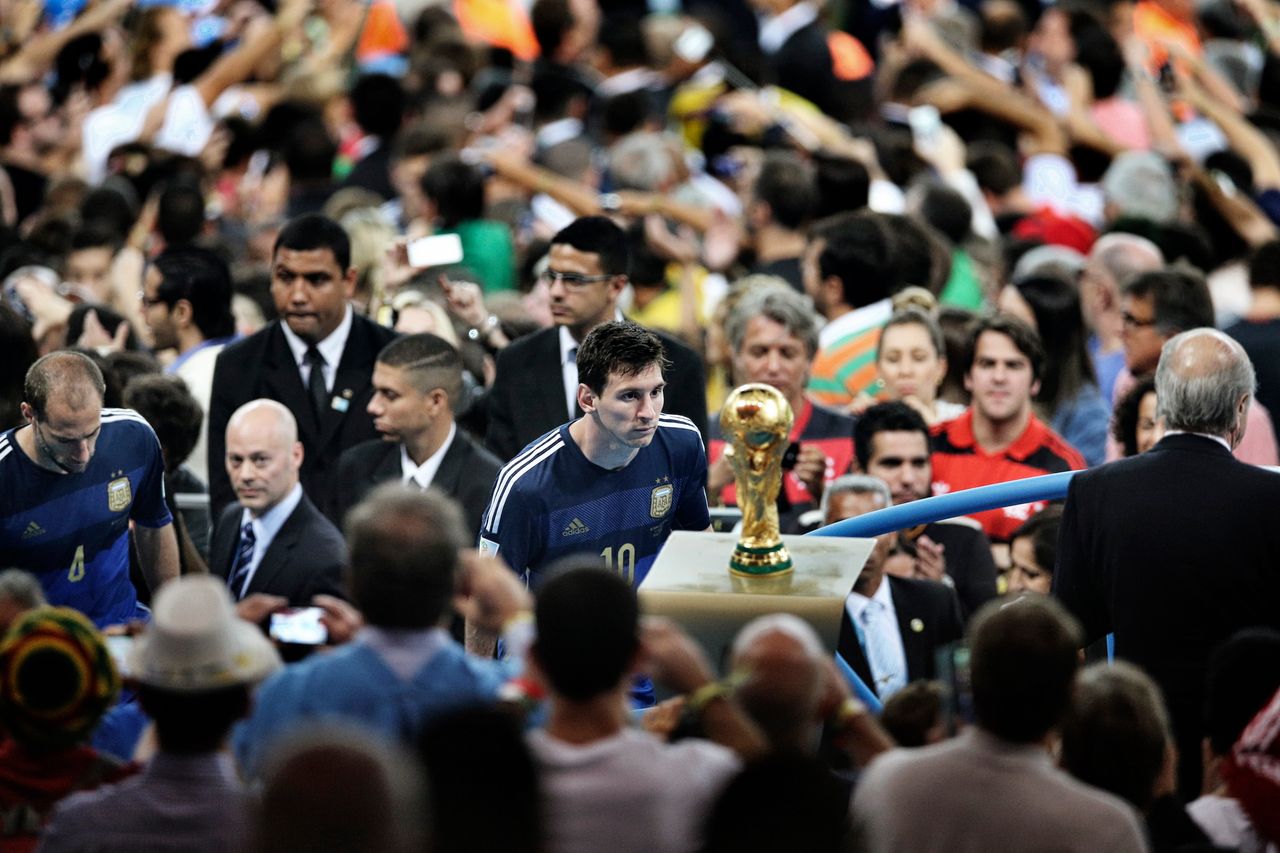 Pierwsze miejsce w kategorii  - sport. Argentyński zawodnik Lionel Messi przechodzi przed pucharem świata w piłce nożnej na stadionie Marakana. Jego zespół przegrał finał z drużyną Niemiec.