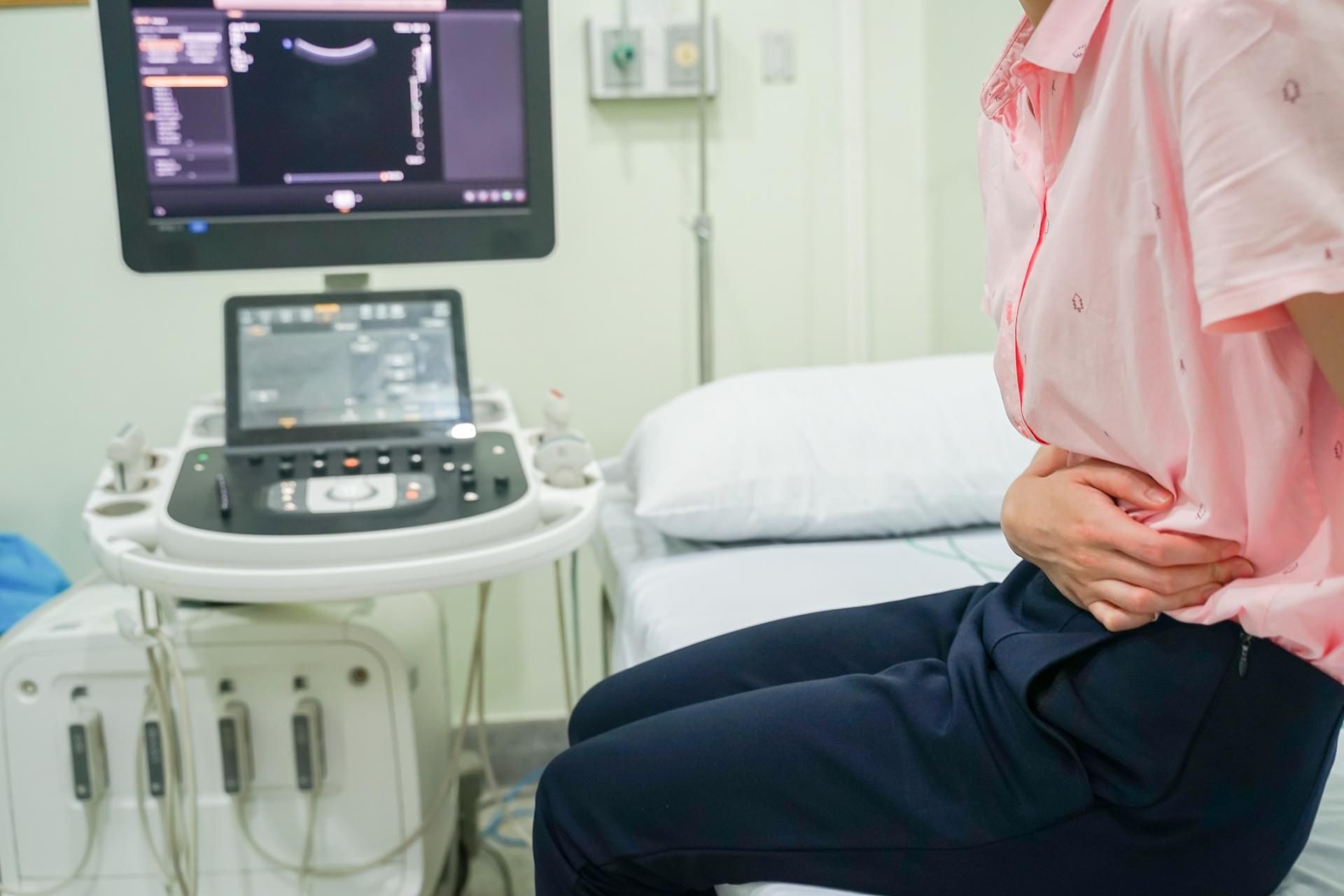 Problemy z wątrobą mogą powodować uczucie rozpierania wewnątrz brzucha, kłucie lub skurcze