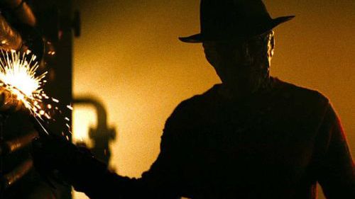 Freddy wciska się między reklamy 1