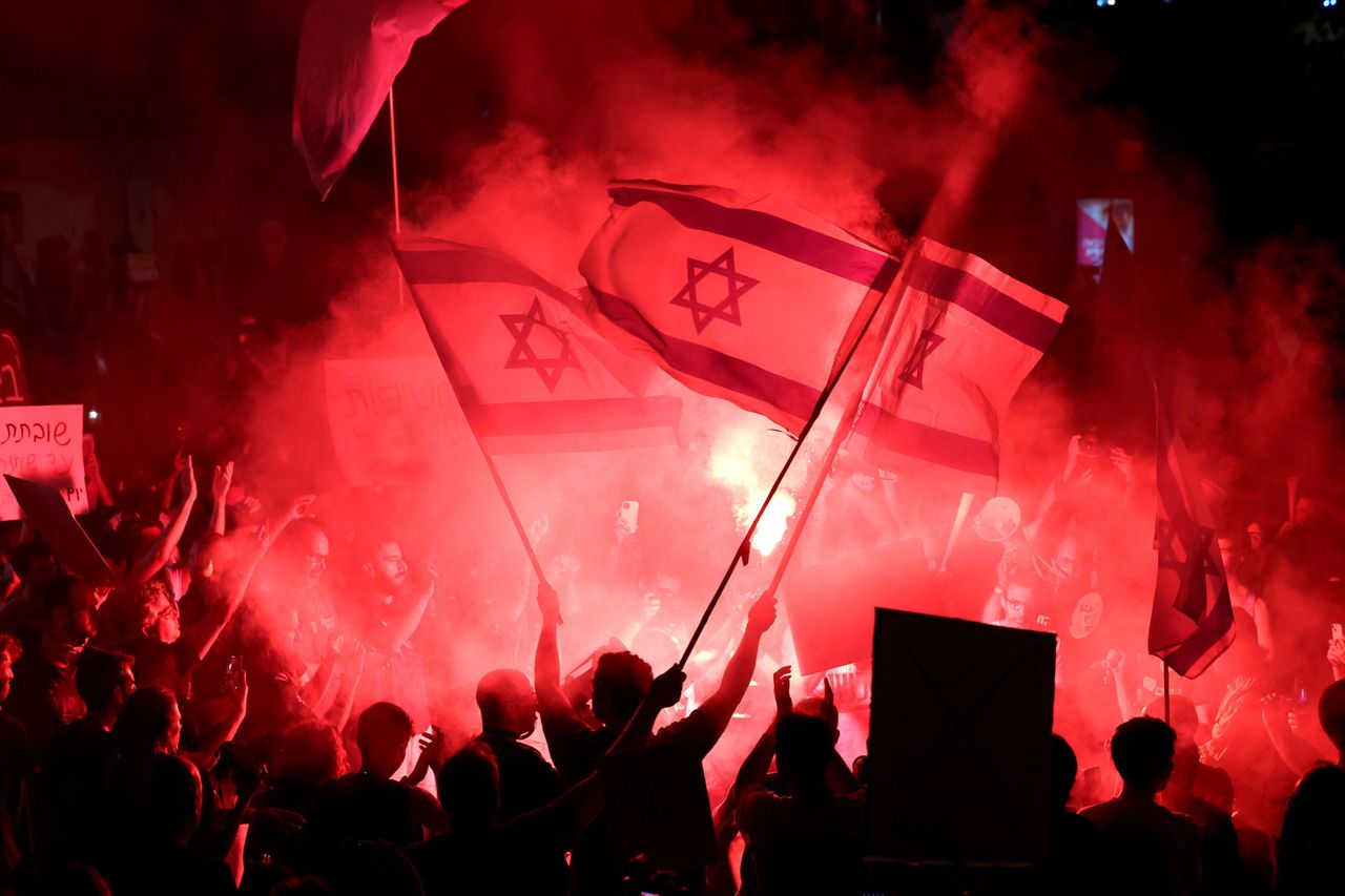 In Tel Aviv, over 100,000 people - according to the organisers - demonstrated on Saturday, demanding the government to secure the release of hostages.
