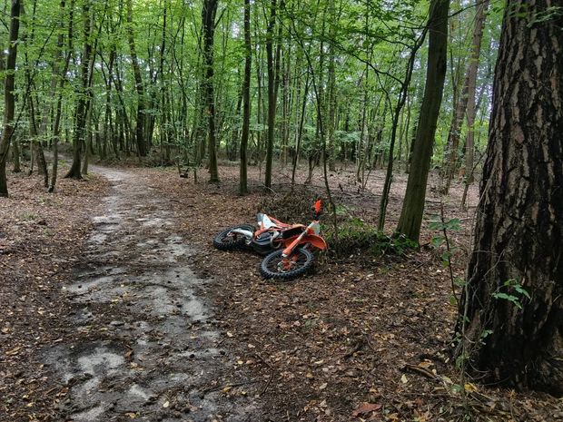 Tragedia w lesie pod Buskiem-Zdrój. Nie żyje 52-letni motocyklista