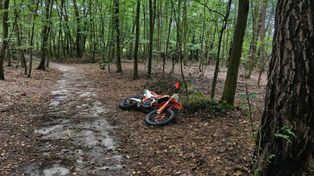 Tragedia w lesie pod Buskiem-Zdrojem. Nie żyje 52-letni motocyklista