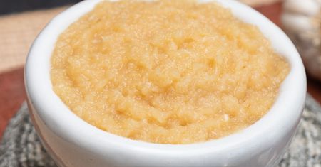 Pasta z pieczonego czosnku – smarowidło, które robi furorę. Tylko 3 składniki