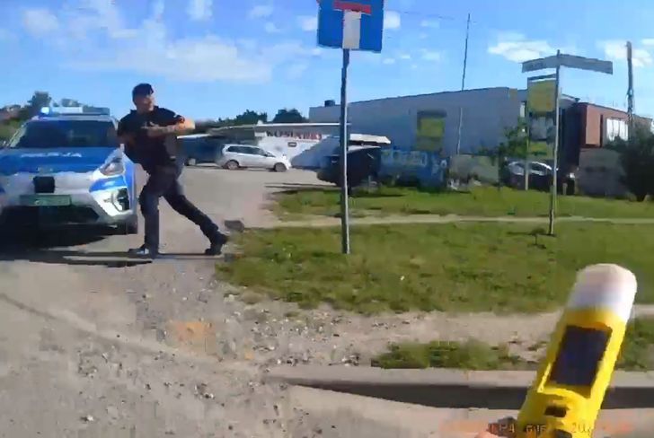 Pijany kierowca uciekał przed policją. Pościg zakończył się uderzeniem w radiowóz